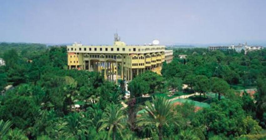 CORiNTHiA EXCELCiSOR HOTEL